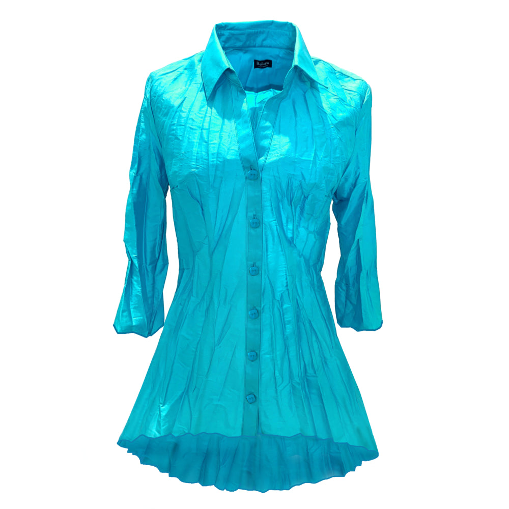 The blouse has a classic collar and 3/4 flair sleeves. The tunic shape is longer in the back. The color Tiffany can be described as a light blue shade with a hint of turquoise. The buttons are of the same color.